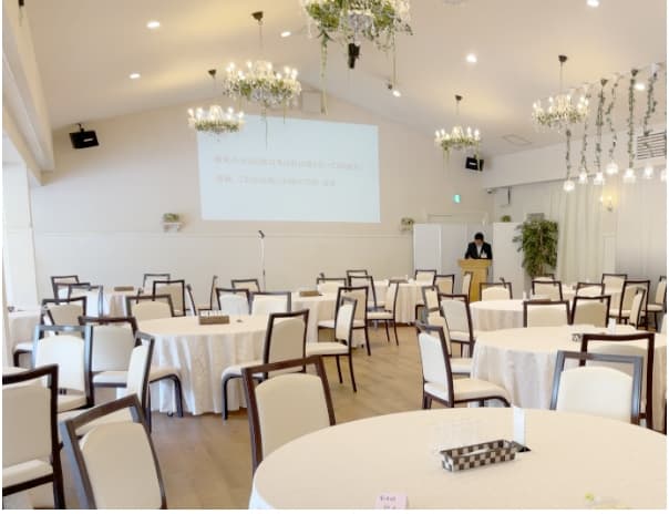 大型スクリーン・プロジェクター完備